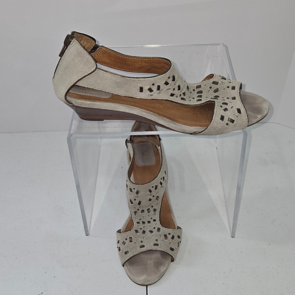 Clarks Artisan Tan Suede Wedge Sandals Laser Cut Peep Toe Back Zip 8M 31889